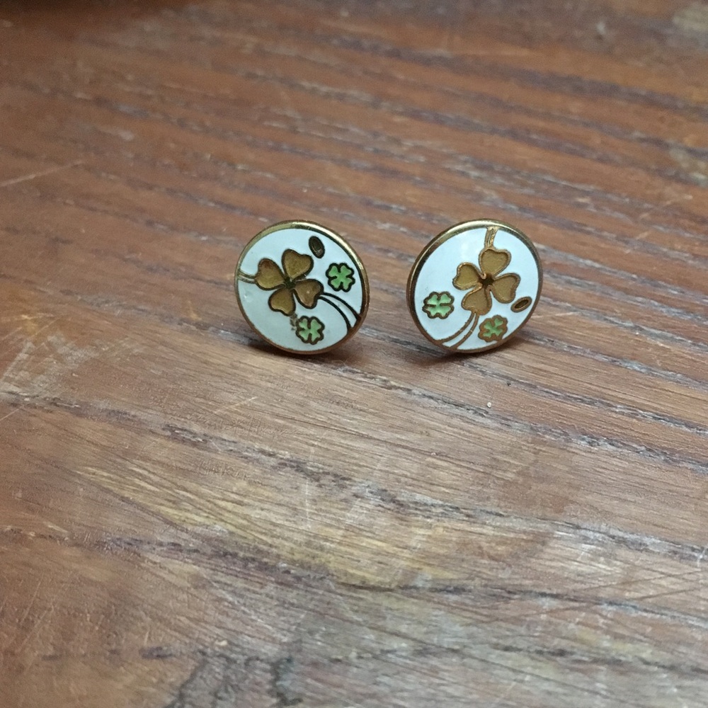 Vintage Flower enamel studs 🌼